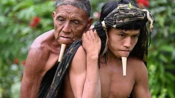 Porta a spalla per 6 ore il padre nella foresta amazzonica per farlo vaccinare