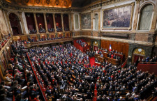 Aborto in Costituzione. Non è tutto rose e fiori, ma la Francia scrive un pezzo di storia