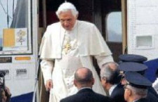Benedetto XVI arriva a Milano, una visita da tredici milioni di euro
