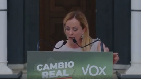 Spagna, il discorso di Meloni infiamma il pubblico: “No a lobby LGBT, no all’immigrazione di massa”