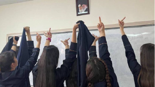 Iran, i misteriosi avvelenamenti delle ragazze a scuola: 5 mila casi. «Le nostre figlie attaccate, perché vi fanno paura»