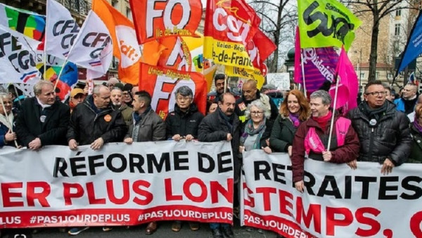 Francia in piazza, ma sulle pensioni Macron tiene il punto (e la demografia è dalla sua parte)