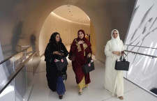 Massimo Cacciari: “Altro che laicità. La Francia vieta l’abaya a scuola perché ritiene superiore la propria cultura”